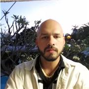 Humanista, dialéctico, plural. Aulas abordadas a partir de los intereses y necesidades de cada uno de los alumnos. Lengua extranjera para viajes de negocios u ocio, para certificación internacional, etc. Aulas para todo público interesado en aprender y di